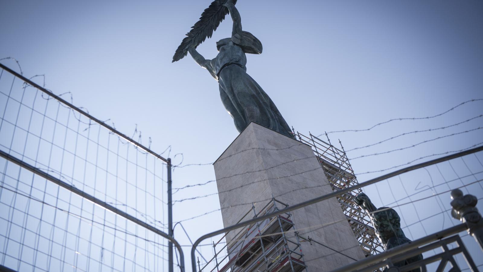 Többszöri érdeklődésünkre sem árulták el, lesz-e kereszt a Szabadság-­szobor talapzatán