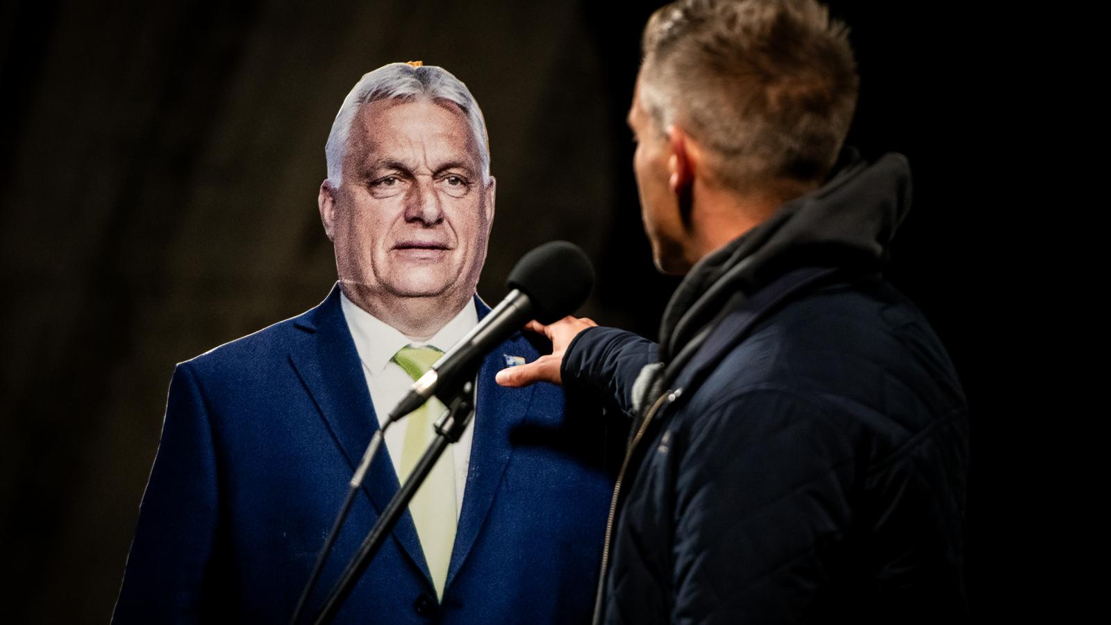 Magyar Péter egy Orbán-bábuval Oroszlányban szeptember 30-án 