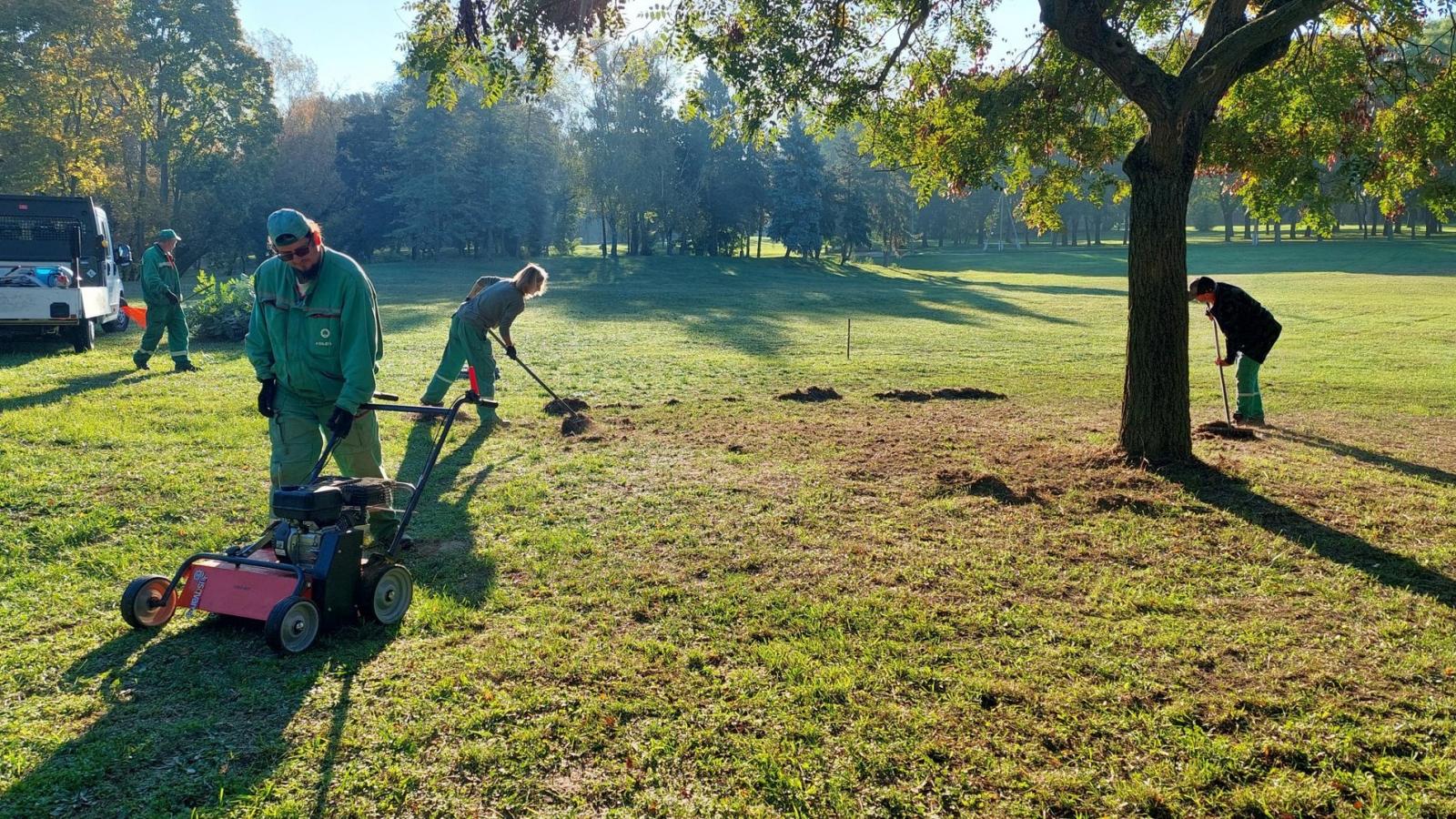 Dolgoznak. A BKM 2022-ben 1,4 milliárd forintért rendelt kaszálást nagyjából 20,8 millió négyzetméteren. Előfordult, hogy téves területi adatok alapján rendeltek munkát