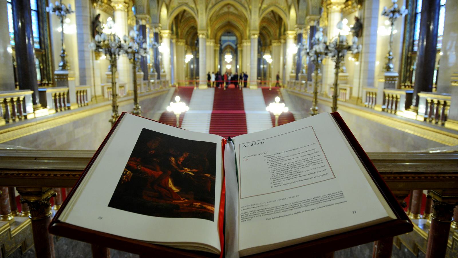  Feltétlenül szükség volna egy új, párt- és vallásfüggetlen, ugyanakkor tudományosan megalapozott és kidolgozott alaptörvényre