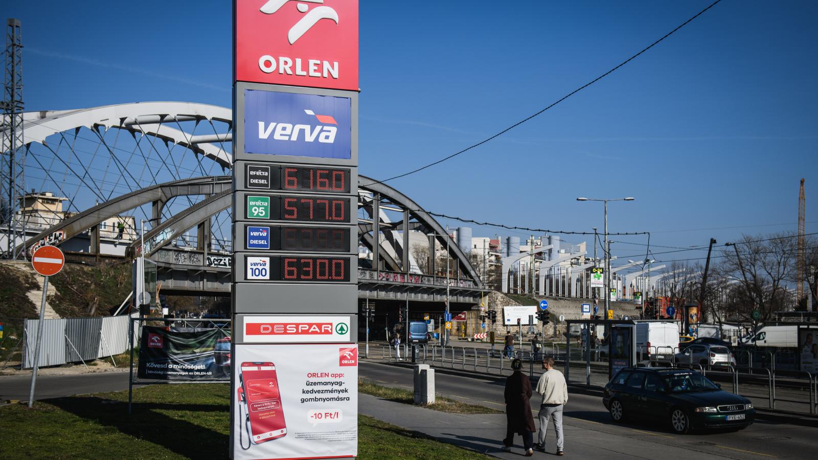 Az eddigi árkorlátozó és ezzel az inflációt csökkentő intézkedéseket március elején újabb követte: védett lett az üzemanyag­ár a hazai kutakon