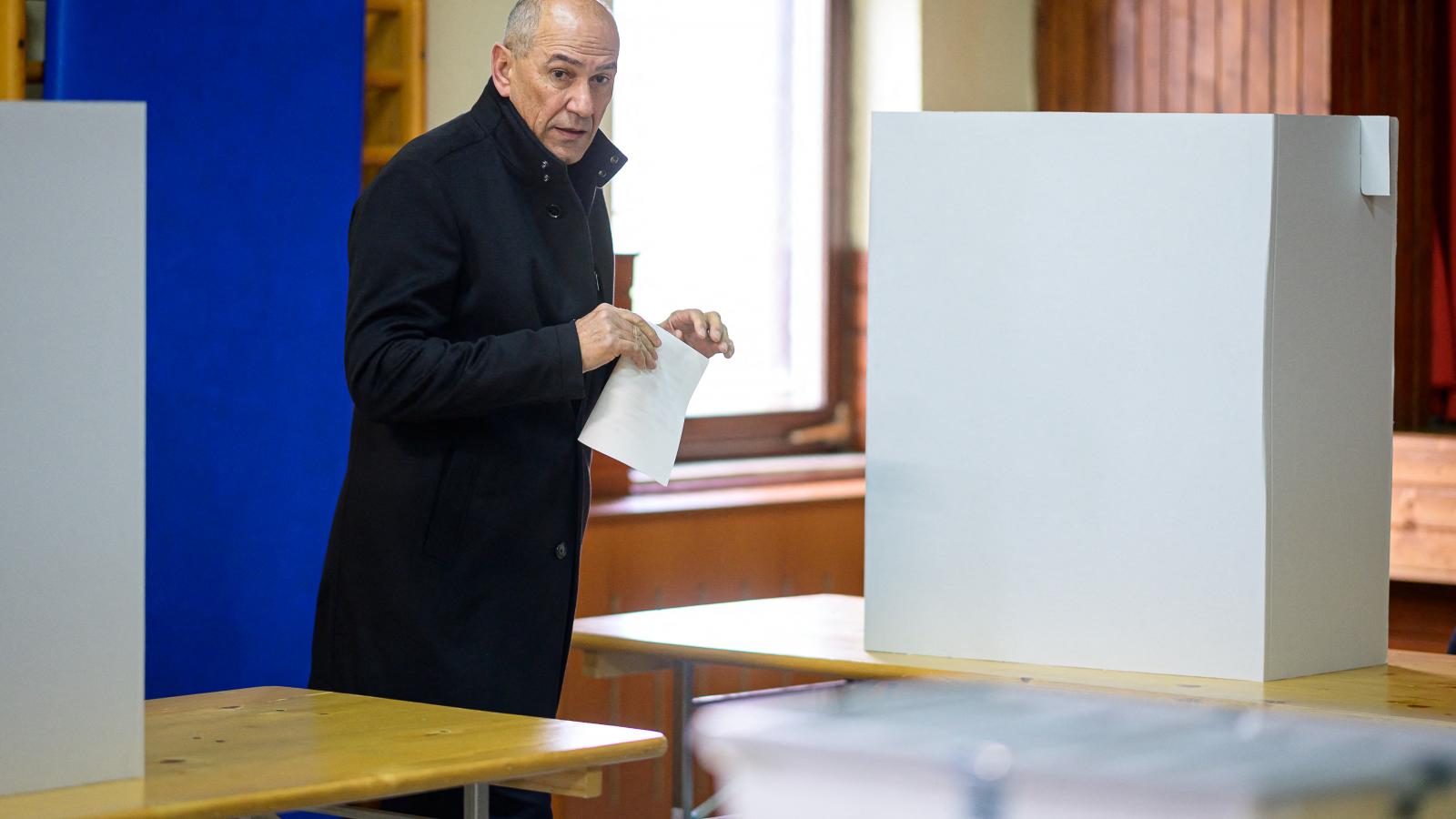 Janez Jansa vasárnap szavazás közben. Fej fej mellett Robert Golobbal