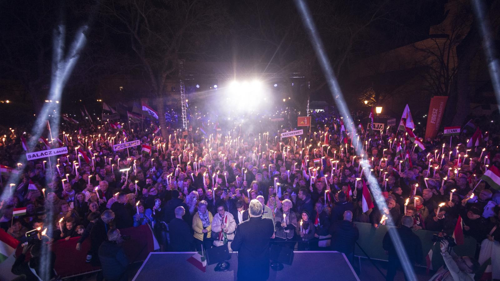 Orbán Viktor miniszterelnök, a Fidesz elnöke beszédet mond országjárásának kecskeméti állomásán, a Fõ téren 2026. március 23-án.