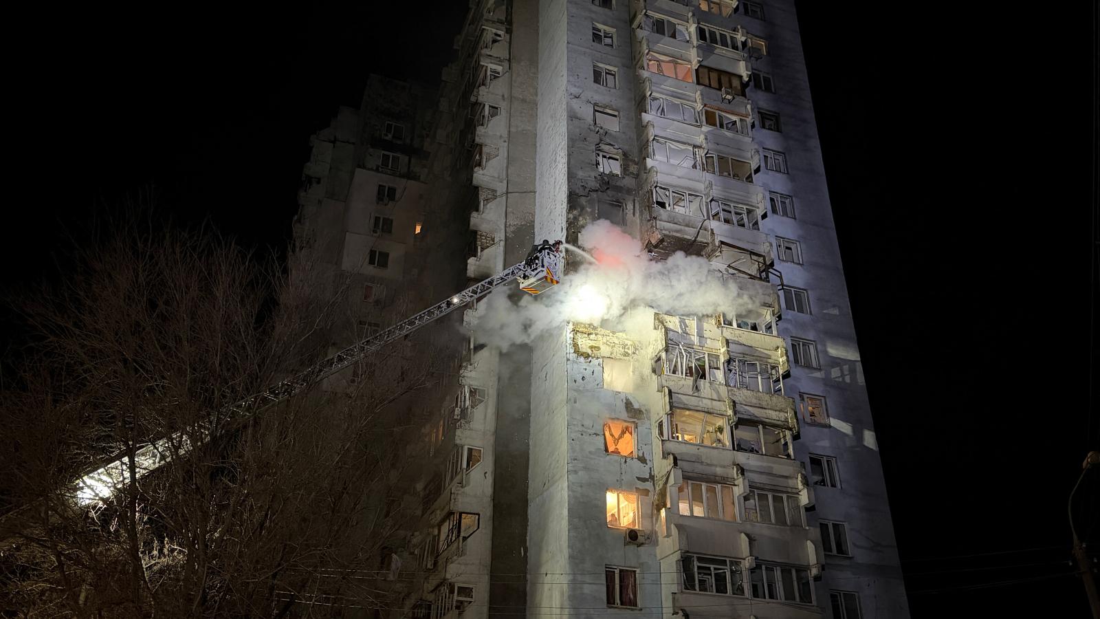 Tűzoltók oltják a tüzet egy lakóházban, az orosz légitámadást követően 2026. március 24-én kora reggel.
