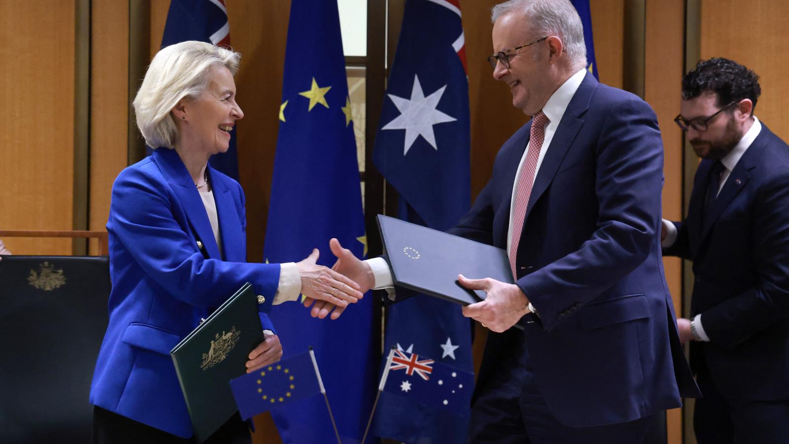 Ursula von der Leyen, az Európai Bizottság elnöke és Anthony Albanese, az ausztrál miniszterelnök megállapodási dokumentumokat cserélnek a canberrai parlamentben tartott aláírási ünnepségen 2026. március 24-én.