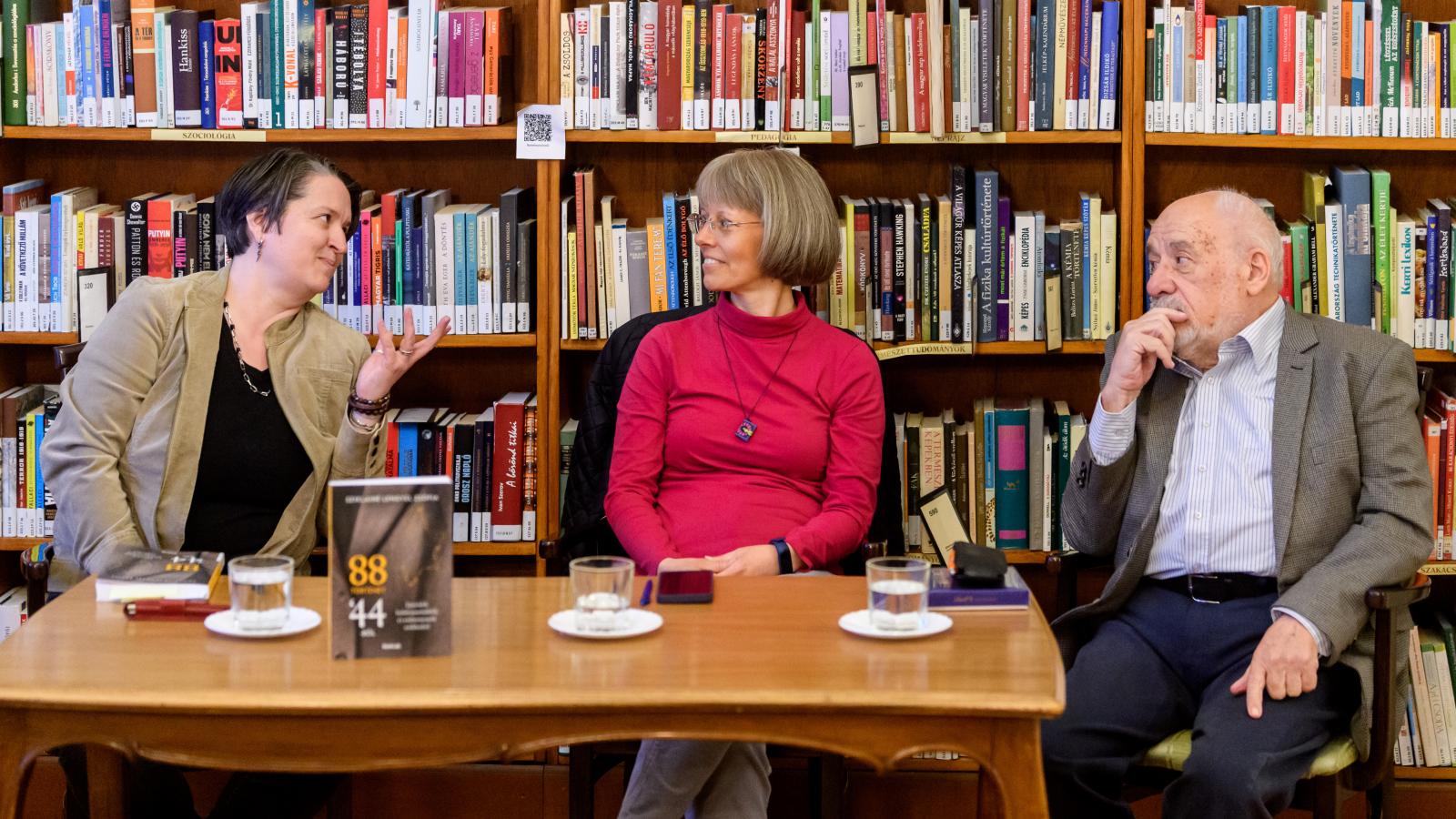 Reményi Annamária, Sziklainé Lengyel Zsófia és Hárs Gábor a könyvbemutatón