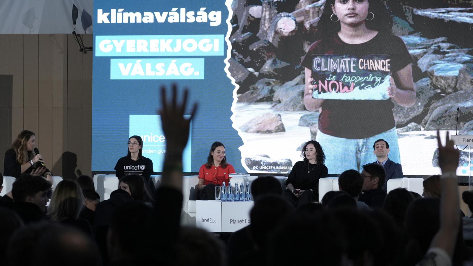 A fiatalokat kérdezték véleményükről a rövid elő­adások közben, és ők is kérdezhettek a kerekasztalbeszélgetés végeztével