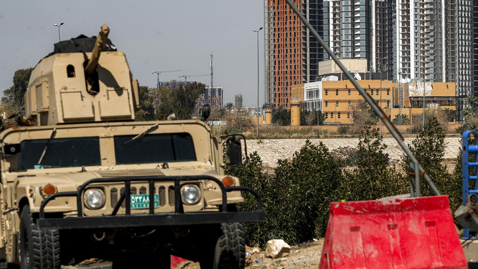 Az USA bagdadi nagykövetsége körül kijelölt biztonsági zónát őrző katonai egység március 18-án 