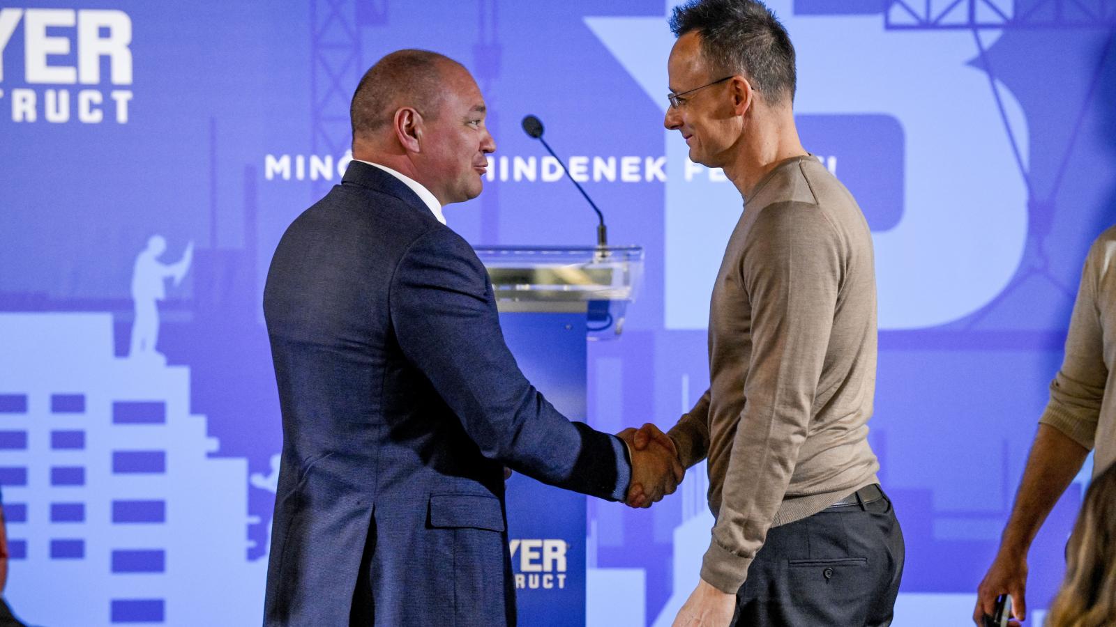 Balázs Attila vezérigazgató és Szijjártó Péter a Bayer Construct Zrt. beruházásáról tartott sajtótájékoztatón Sóskúton március 6-án 