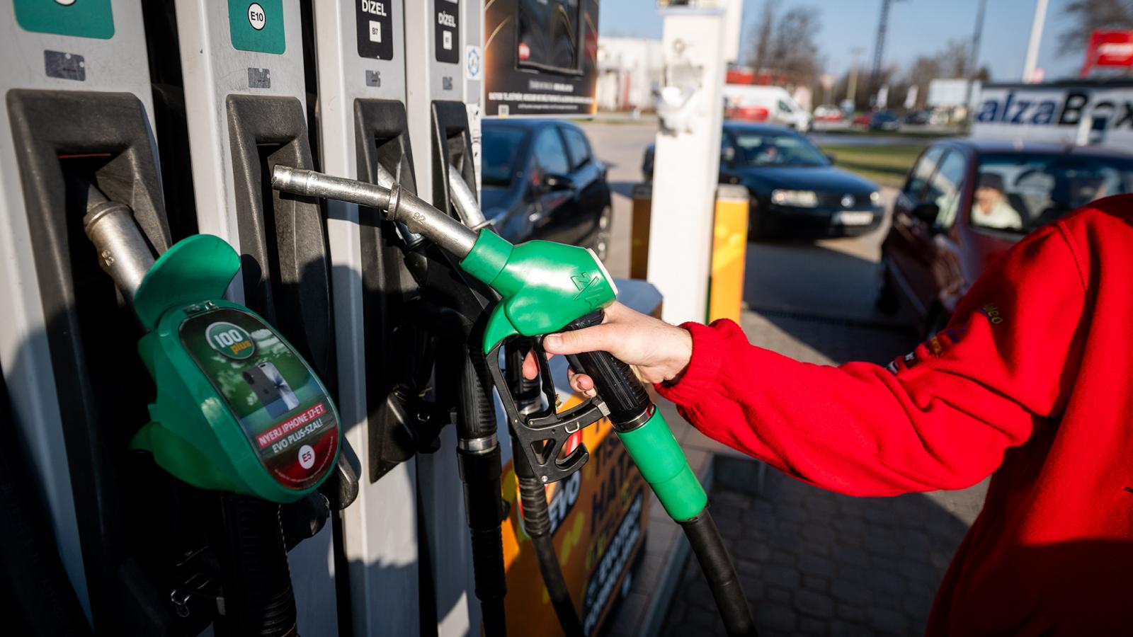 Az 595 forintos benzinár csak a 10. legalacsonyabb Európában