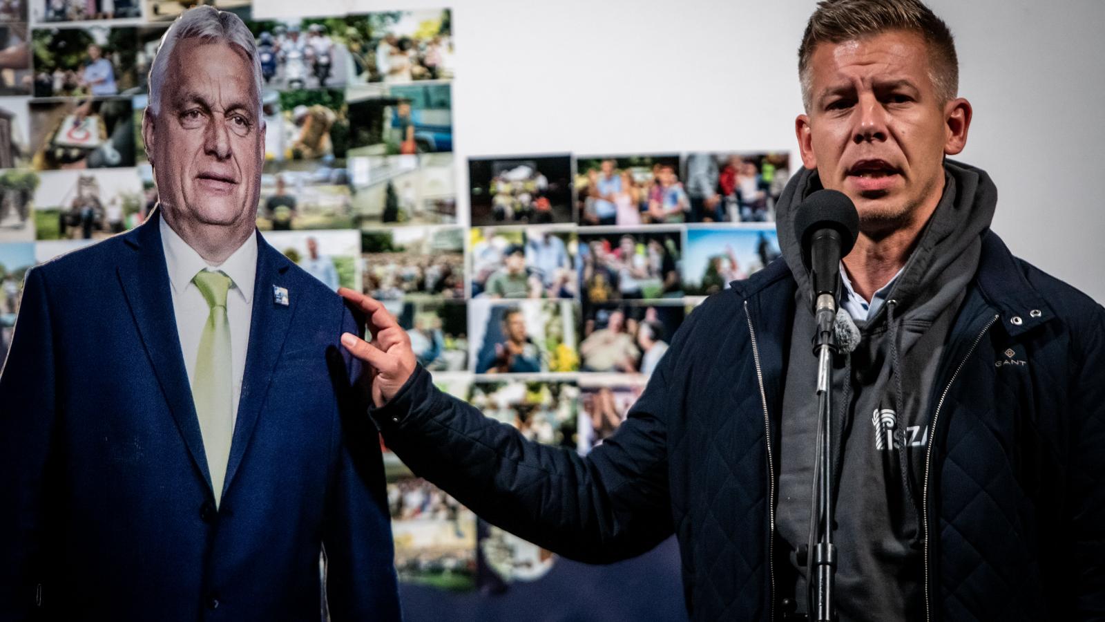 Magyar Péter egy Orbán-bábuval Oroszlányban 2025. szeptember 30-án