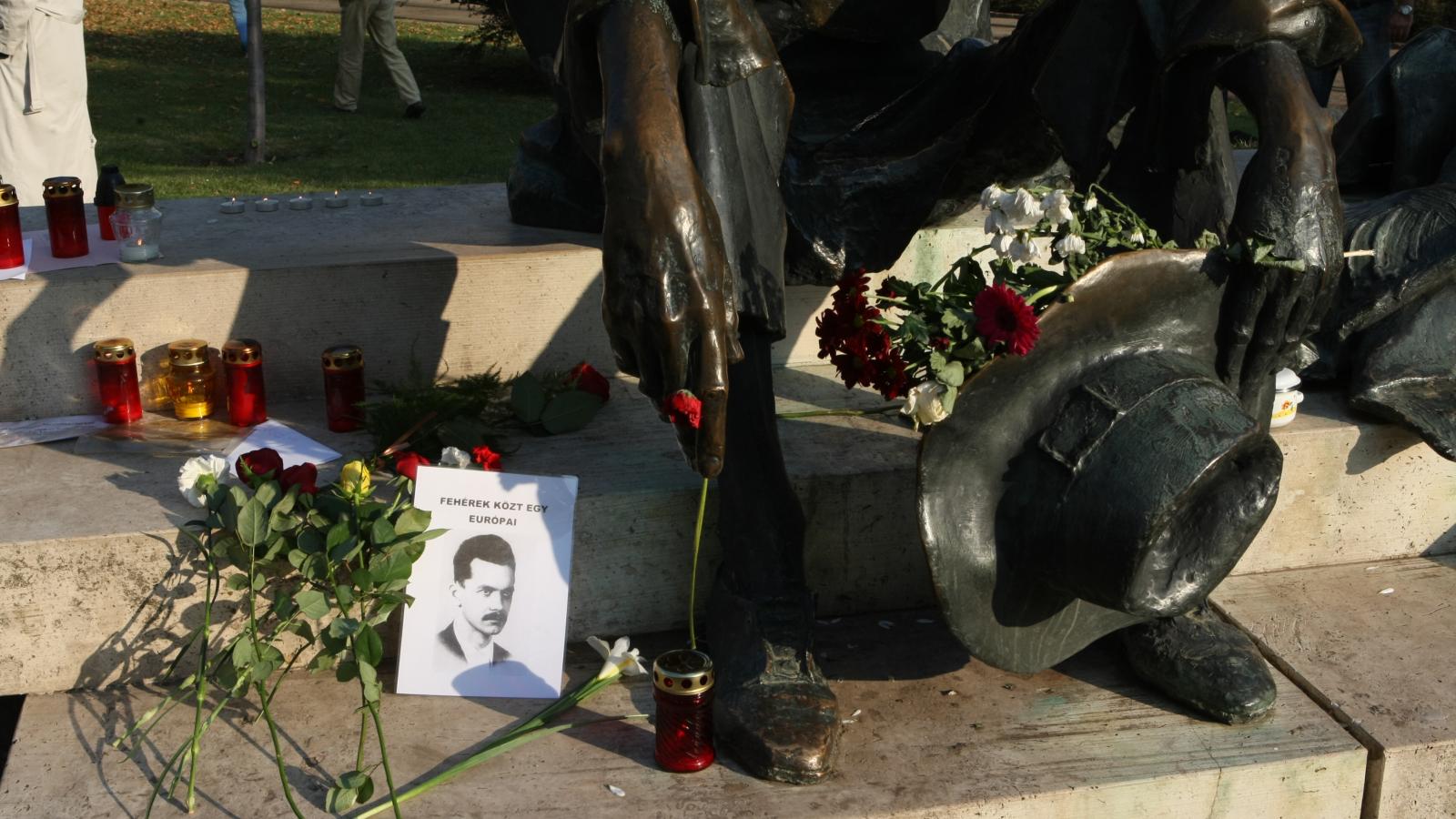 Illusztráció: Megemlékezés József Attila Kossuth téri szobránál 