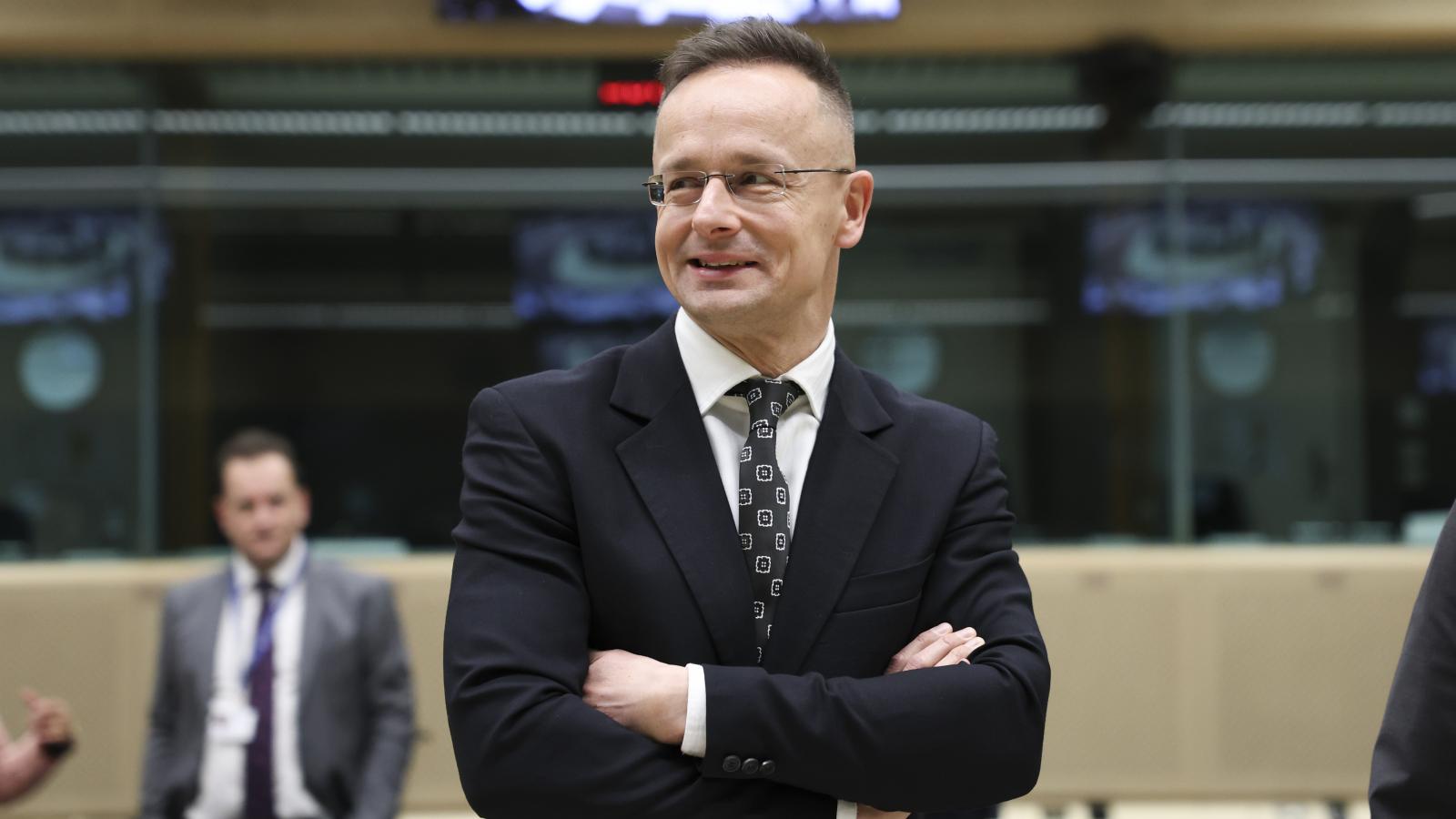 Szijjártó Péter hol hazugságnak, hol a diplomácia részének tartja, hogy tájékoztatta Lavrovot