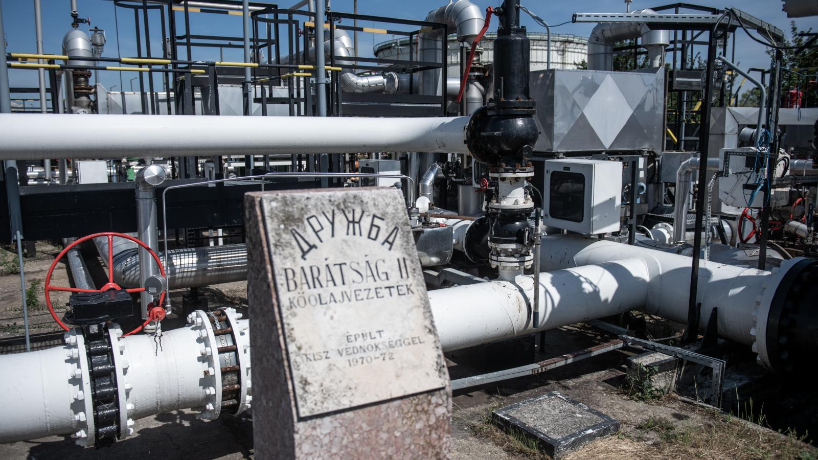 Illusztráció: A Barátság kőolajvezeték Százhalombattán.