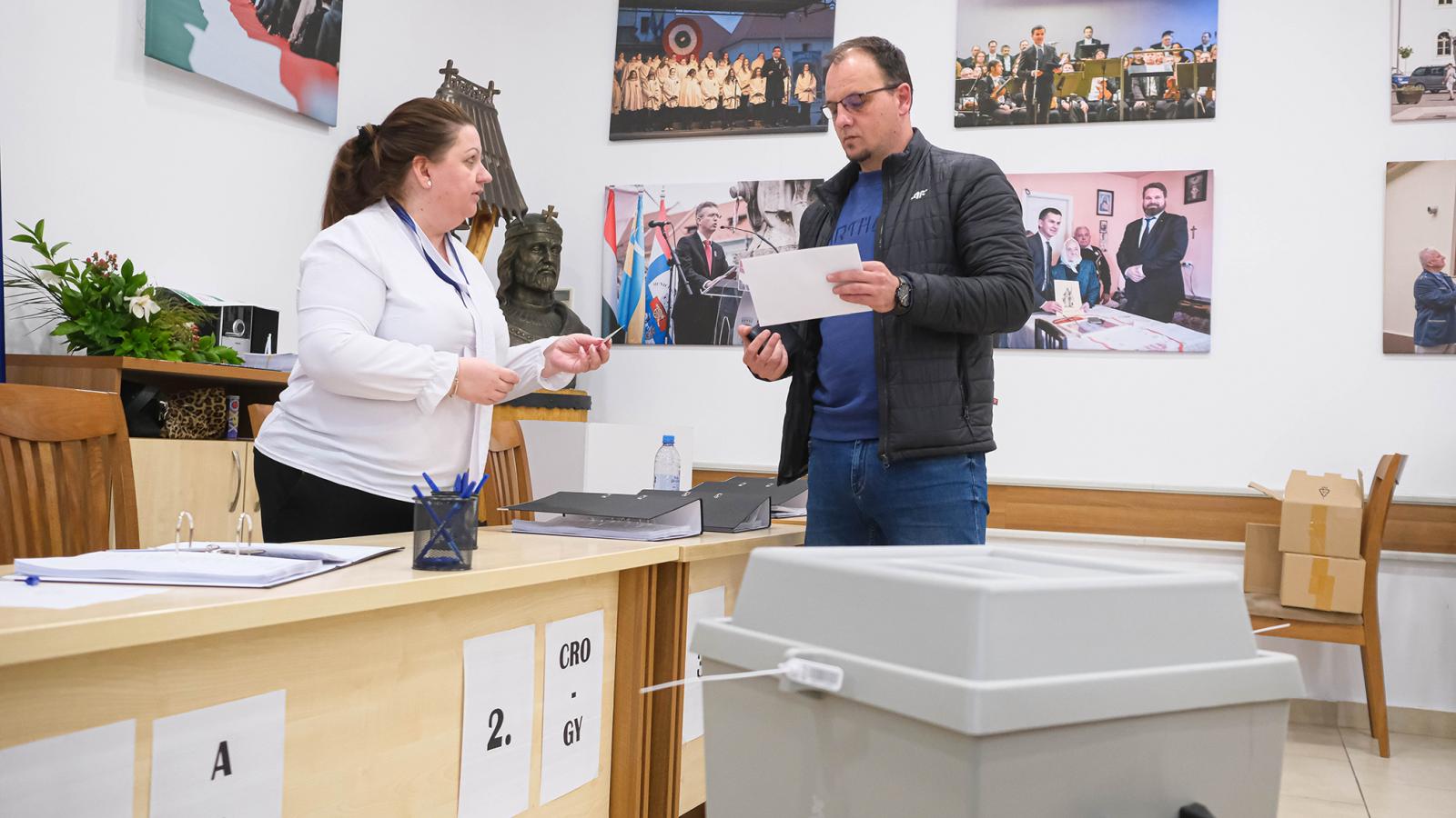 Már zajlik a levélszavazás, a borítékok leadhatók a külképviseleteken, de akár a helyi aktivisták gyűjtőpontjain is. Kérésre pedig házhoz is mennek a begyűjtők