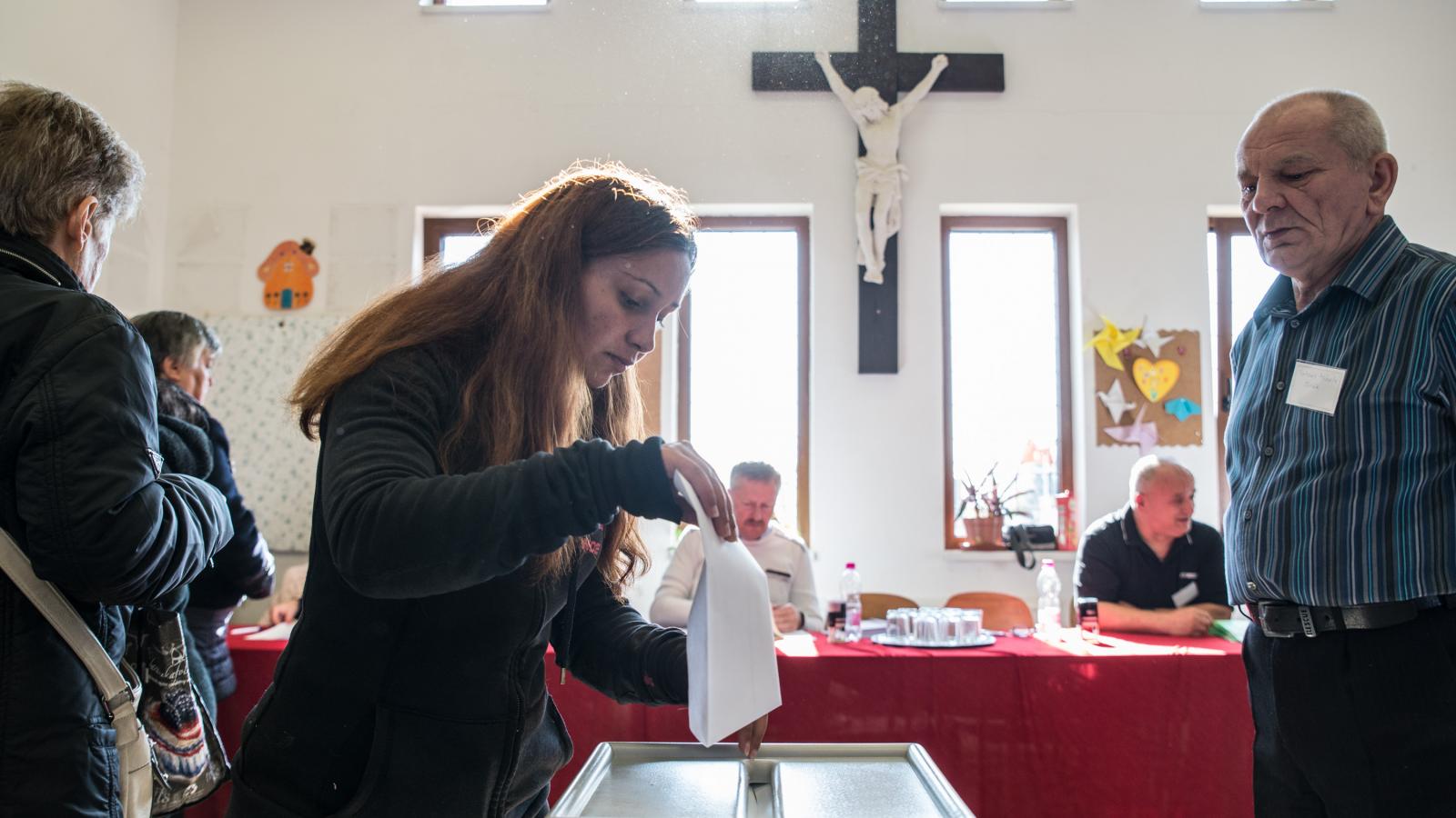 A szavazatszámláló bizottságok a voksolás tisztasága felett is őrködnek, de ez sok embert nem nyugtat meg
