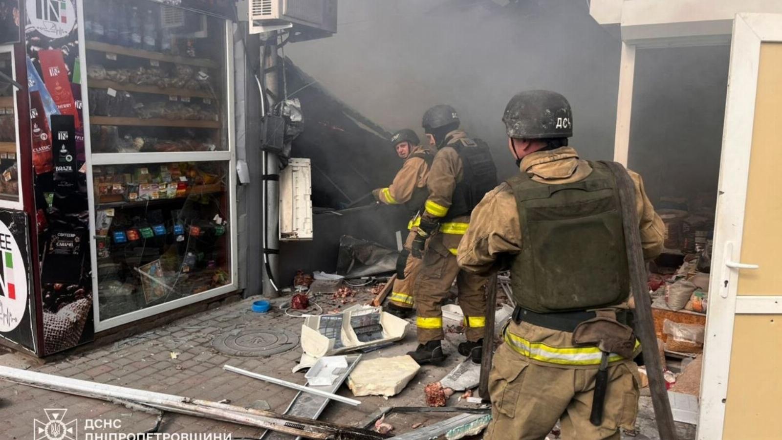 Tűzoltás a piacon az orosz dróntámadás után az ukrajnai Nyikopolban 2026. április 4-én.