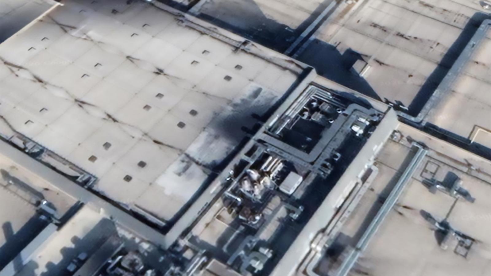 Fekete por az épület tetején 2023-ban.