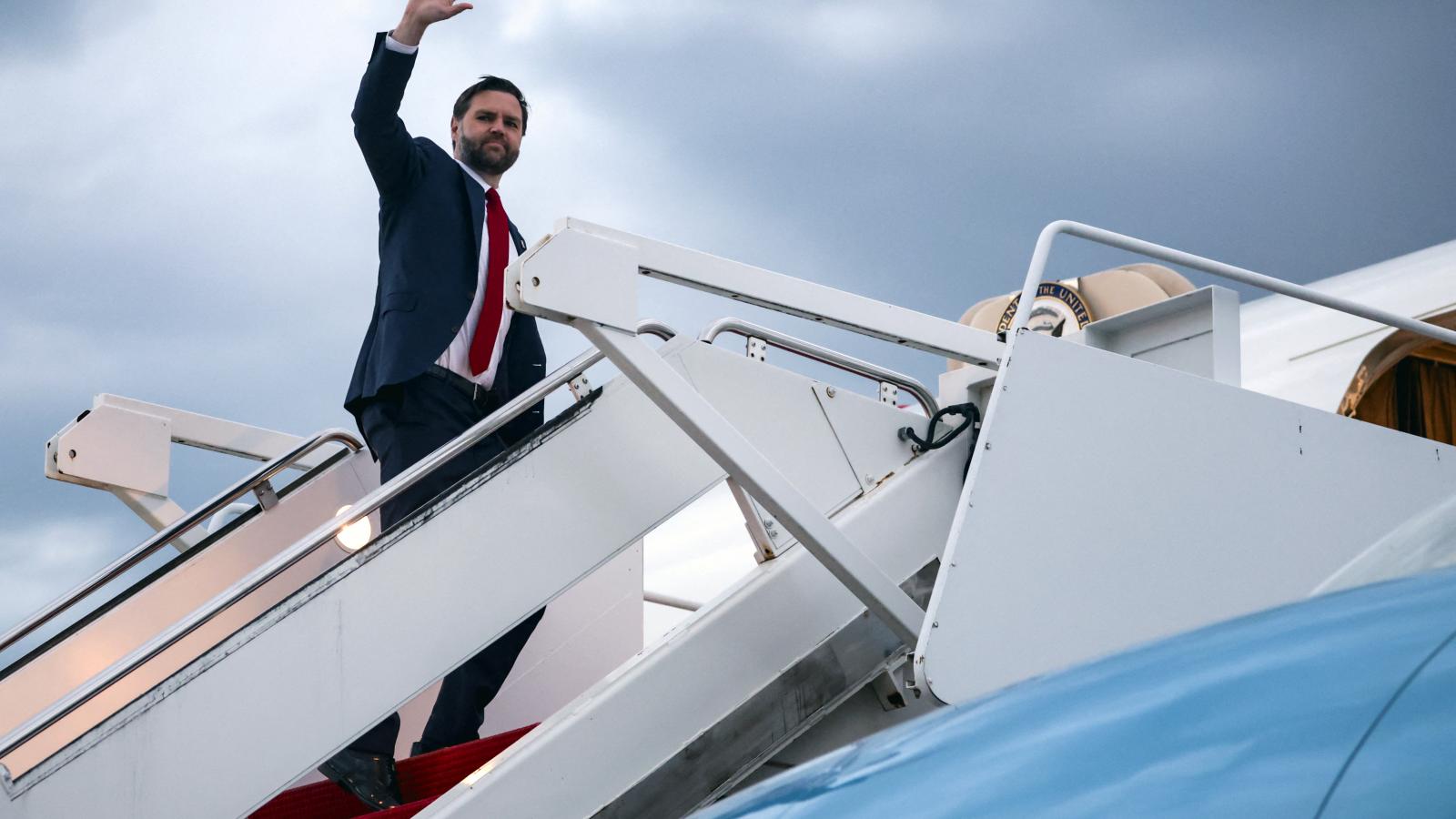 J. D. Vance, az Egyesült Államok alelnöke integet, miközben felszáll a repülőgépére, hogy Budapestre induljon 2026. április 6-án.
