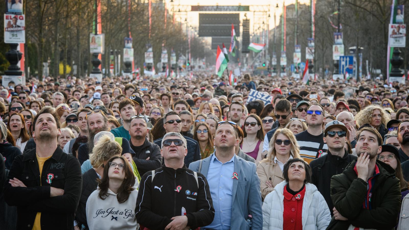 A Tisza nemzeti menete március 15-én. Már nem csak a csodában bíznak