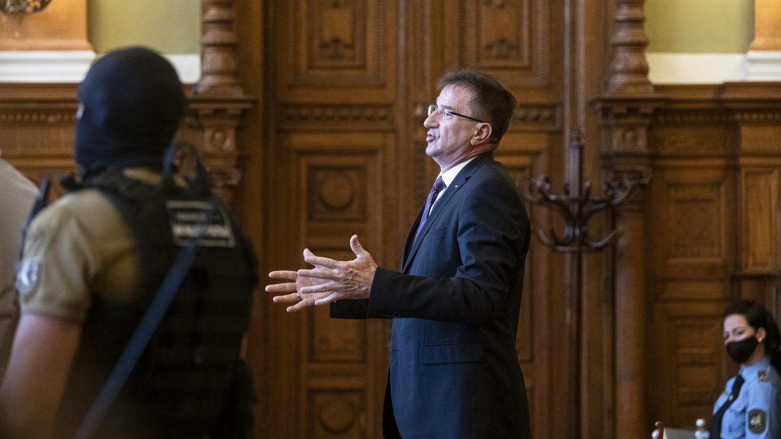 Völner Pál vádlottként a bíróság előtt