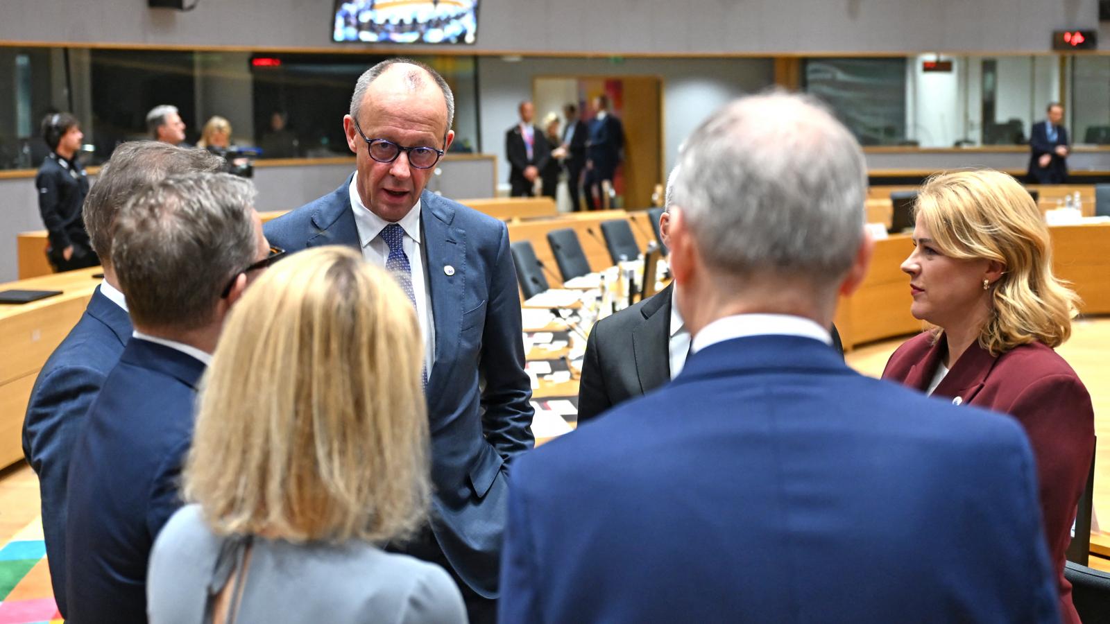 A márciusi EU-csúcson Friedrich Merz kancellár (b) jelezte: meg kell vizsgálni, miként lehet az Ukrajnának szánt hitelt Magyarország megkerülésével is életbe léptetni