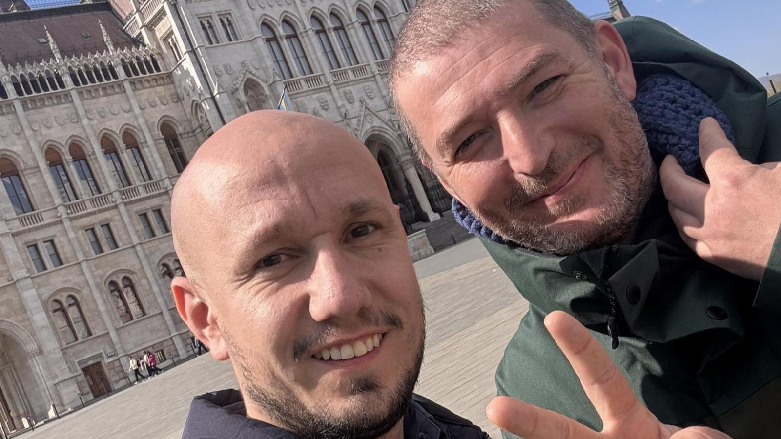 A DK-s politikus és az éhségsztrájkoló apa (jobbra)