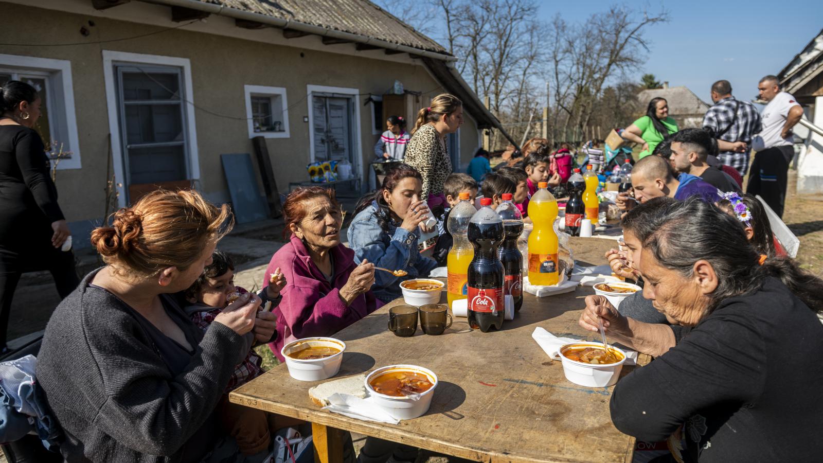 Tiszta Szavazás aktivistáinak egyik felvilágosító akciója Girincsen, 2022. március 26-án.