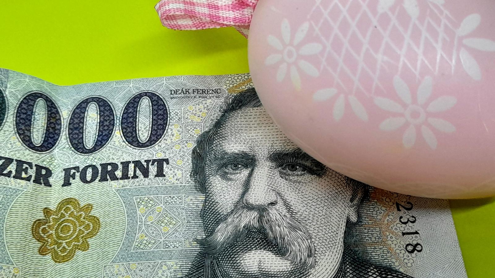 Idén elmaradt a húsvéti locsolkodás, mert az már kisfiús, mondja a majdnem tizenkét éves. Pedig minden fiúgyerek tudja, hogy az öntözgetés igencsak meg tudja dobni a havi zsebpénzt 