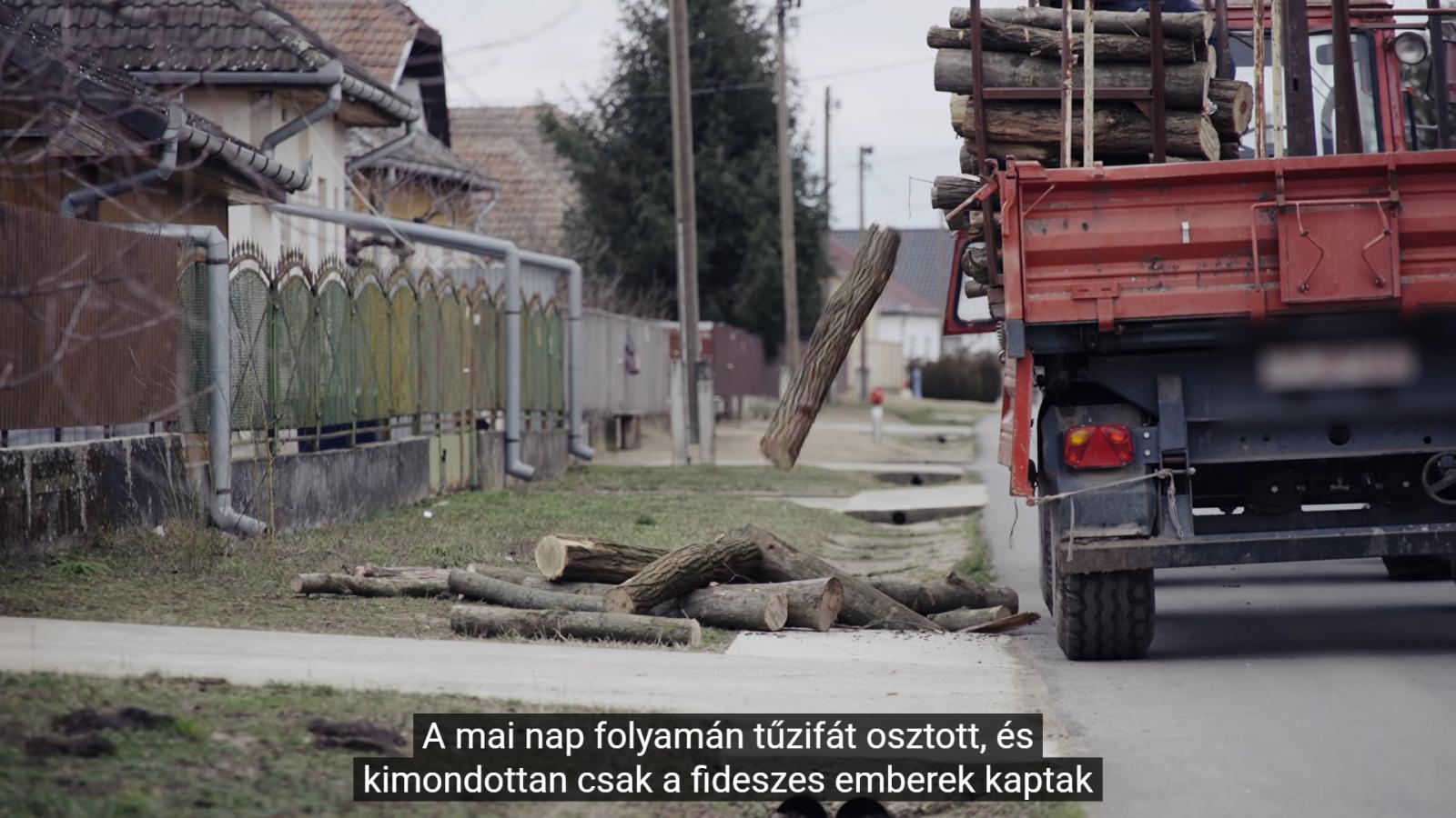 Sokat jelenthet a ház elé teherautóról odahajított köteg tűzifa, mely A szavazat ára című film talán legmegrázóbb képsora