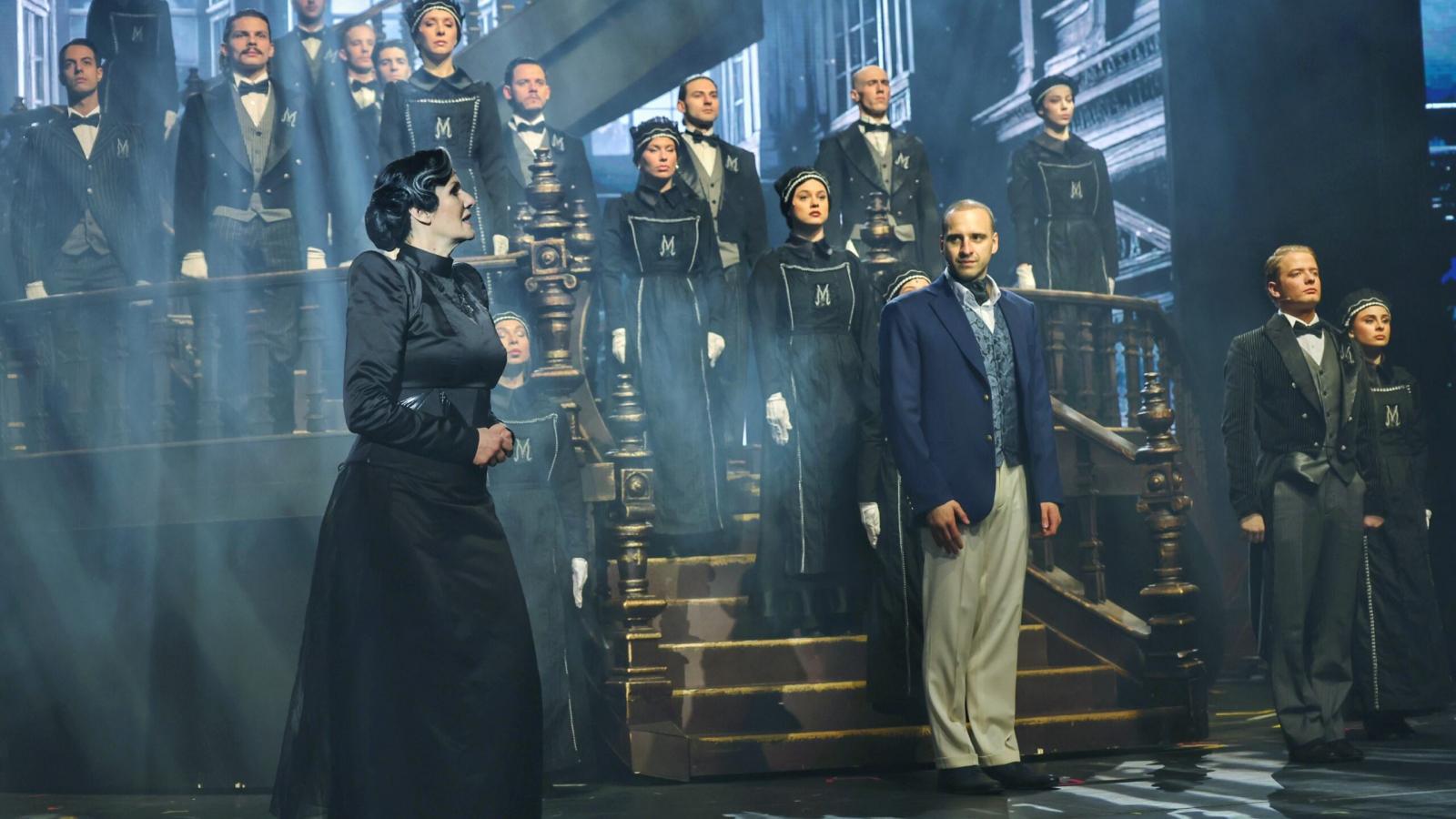 A titokzatos Manderley-ház személyzete az Erkel Színház Rebecca című musicalének előadásán. Előtérben Mrs. Danvers (Malek Andrea) és Maxim de Winter (Brasch Bence)