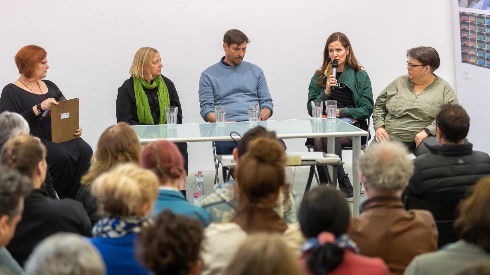 „Világossá vált számunkra, hogy az antiszemitizmus csak arculatot vált, de mindig az adott társadalomhoz alkalmazkodva létezik” – beszélt a projekthez vezető útról Valaczkay Gabriella