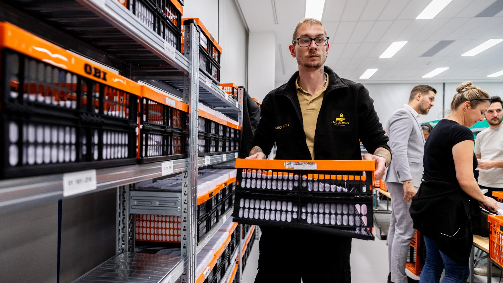 Levélszavazatok a Nemzeti Választási Irodában április 12-én este 