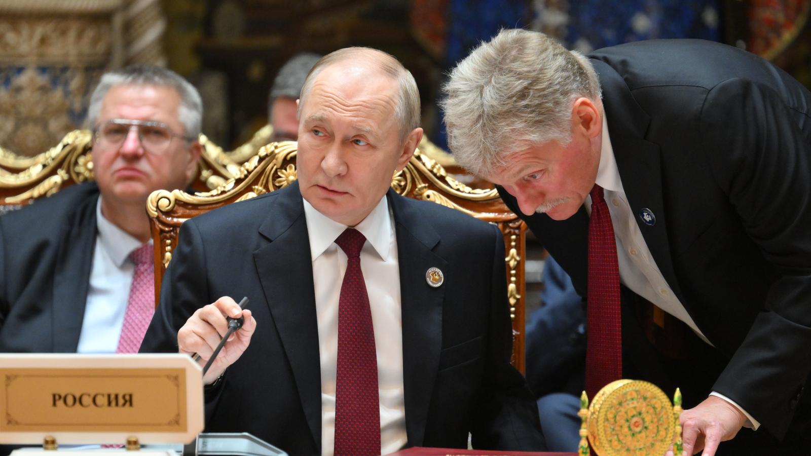 Vlagyimir Putyin orosz elnök és Dmitrij Peszkov, a Keml szóvivője - Korábbi felvétel 