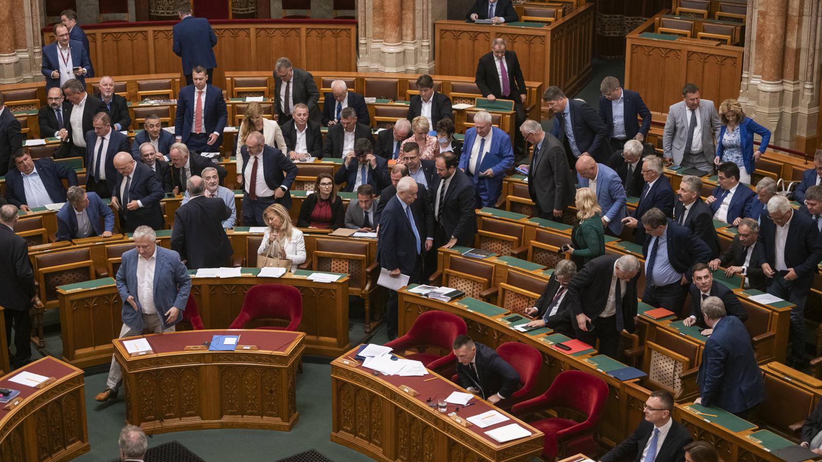 A valaha volt kormánypárti frakció. Rengetegen csomagolhatnak a Fidesz−­KDNP-sek közül