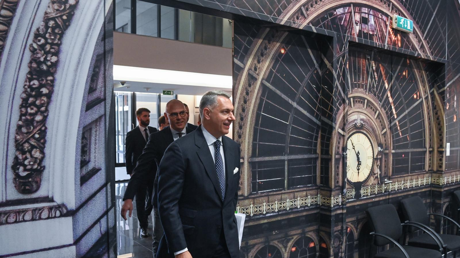 Lázár János közlekedési miniszter érkezik a MÁV igazgatóságának és felügyelőbizottságának alakuló ülésére 2023. május 15-én
