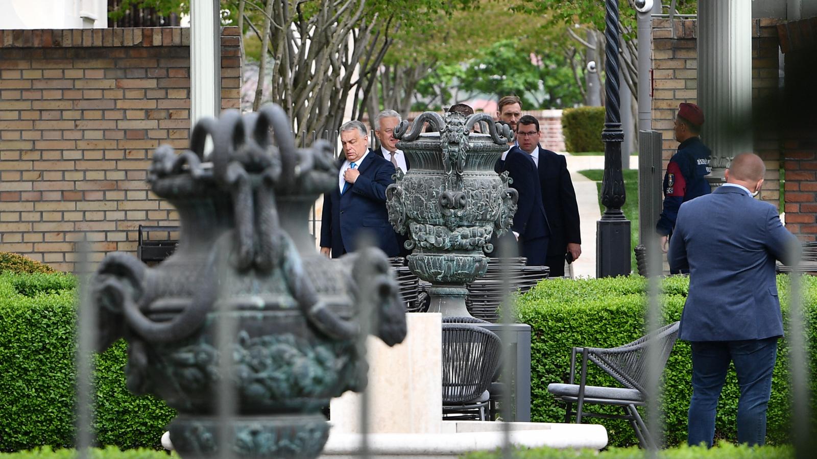 Orbán Viktor és kísérete szerdán a Sándor-palotánál
