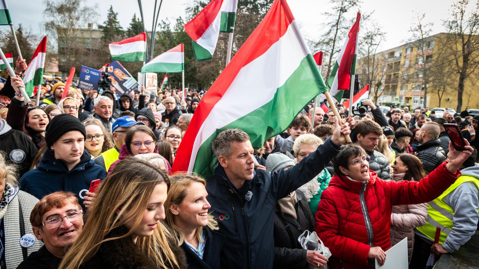 Magyar Péter az országjárásán az emberek között, Oroszlányban, március 28-án.