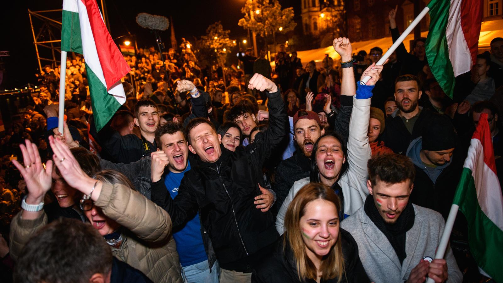 A Tisza győzelmét ünneplők április 12-én este Budapesten. Ilyen érzés, ha éppen megle­gyint a történelem
