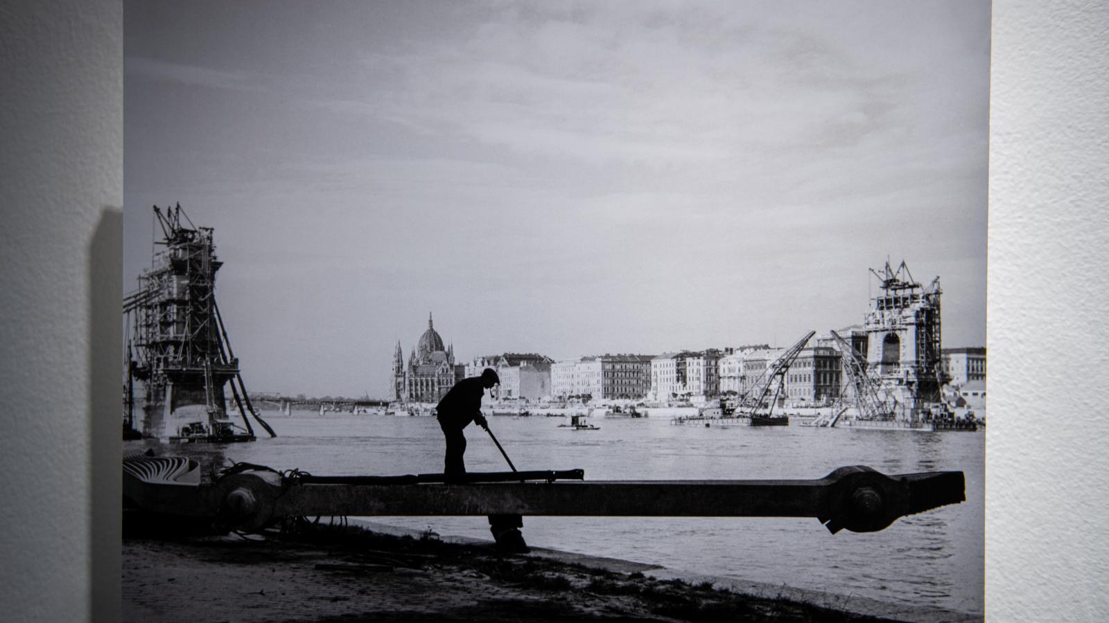  A második világháborúban elpusztított Lánchíd újjáépítésén dolgozó munkás – Budapest, 1948 (Robert Capa, Courtesy International Center of Photography)