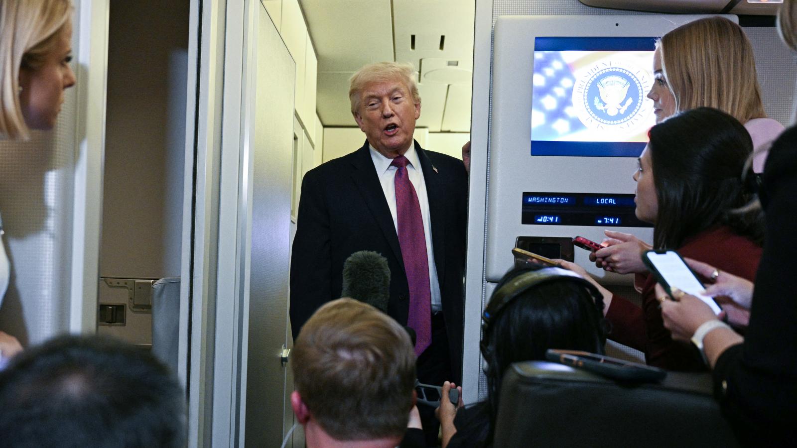 Dpnald Trump amerikai elnök a Phoenix-ből Washingtonba tartó elnöki különgépen 2026. április 17-én