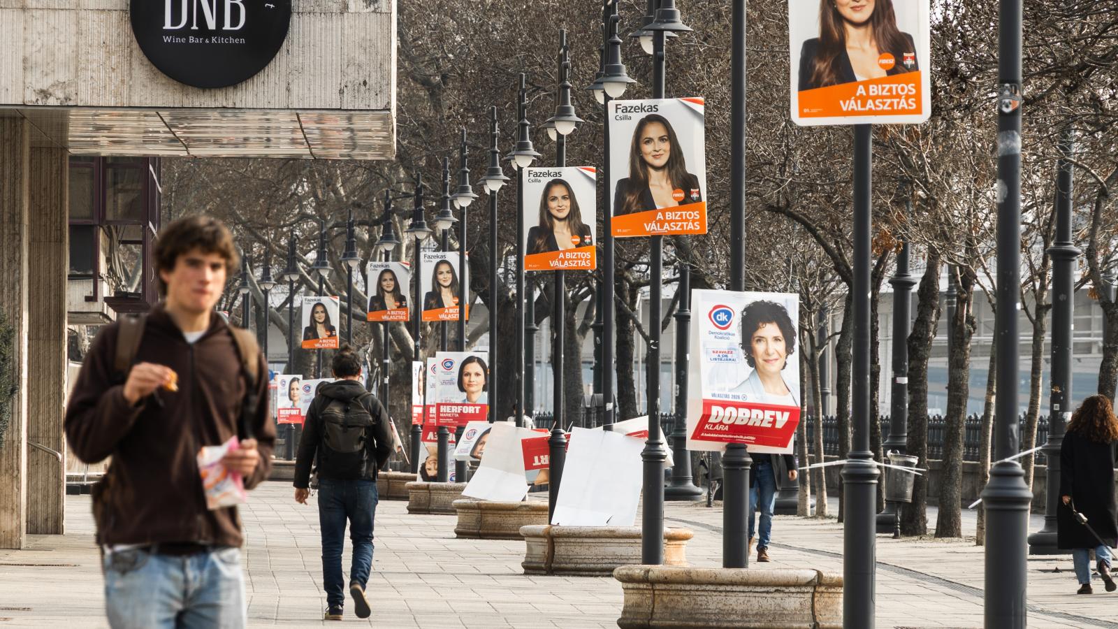 Utcakép kampányban. Plakátokban vezet a Fidesz és a DK, de a Tisza is elkezdte pakolni