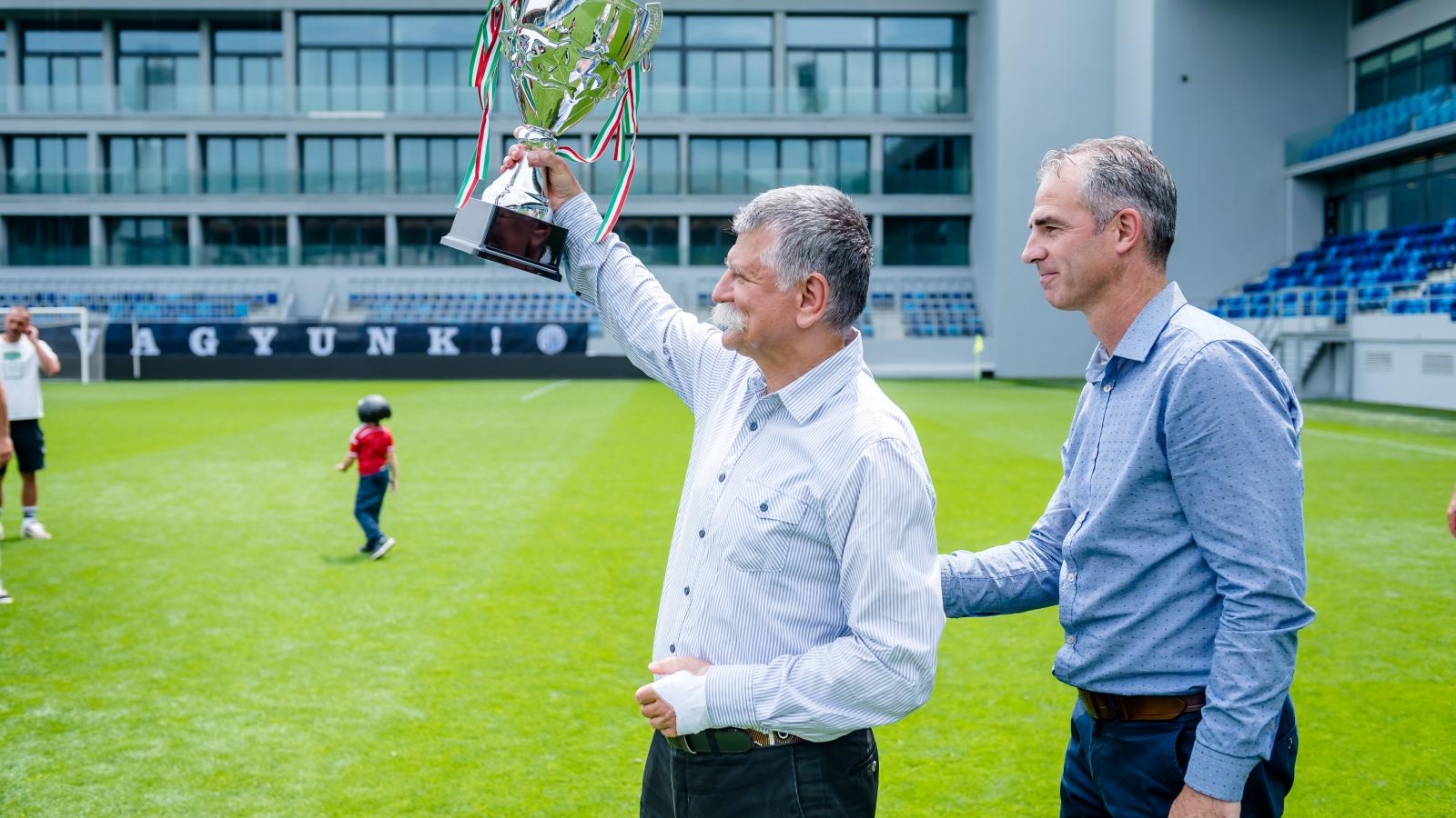 Kövér László átveszi a negyedik helyezettnek járó serleget Palágyi Szabolcstól, a Topolyai Sport Club vezérigazgatójától a III. Nemzeti Összetartozás Labdarúgó Torna eredményhirdetésén a topolyai TSC Arénában 2023. június 17-én 