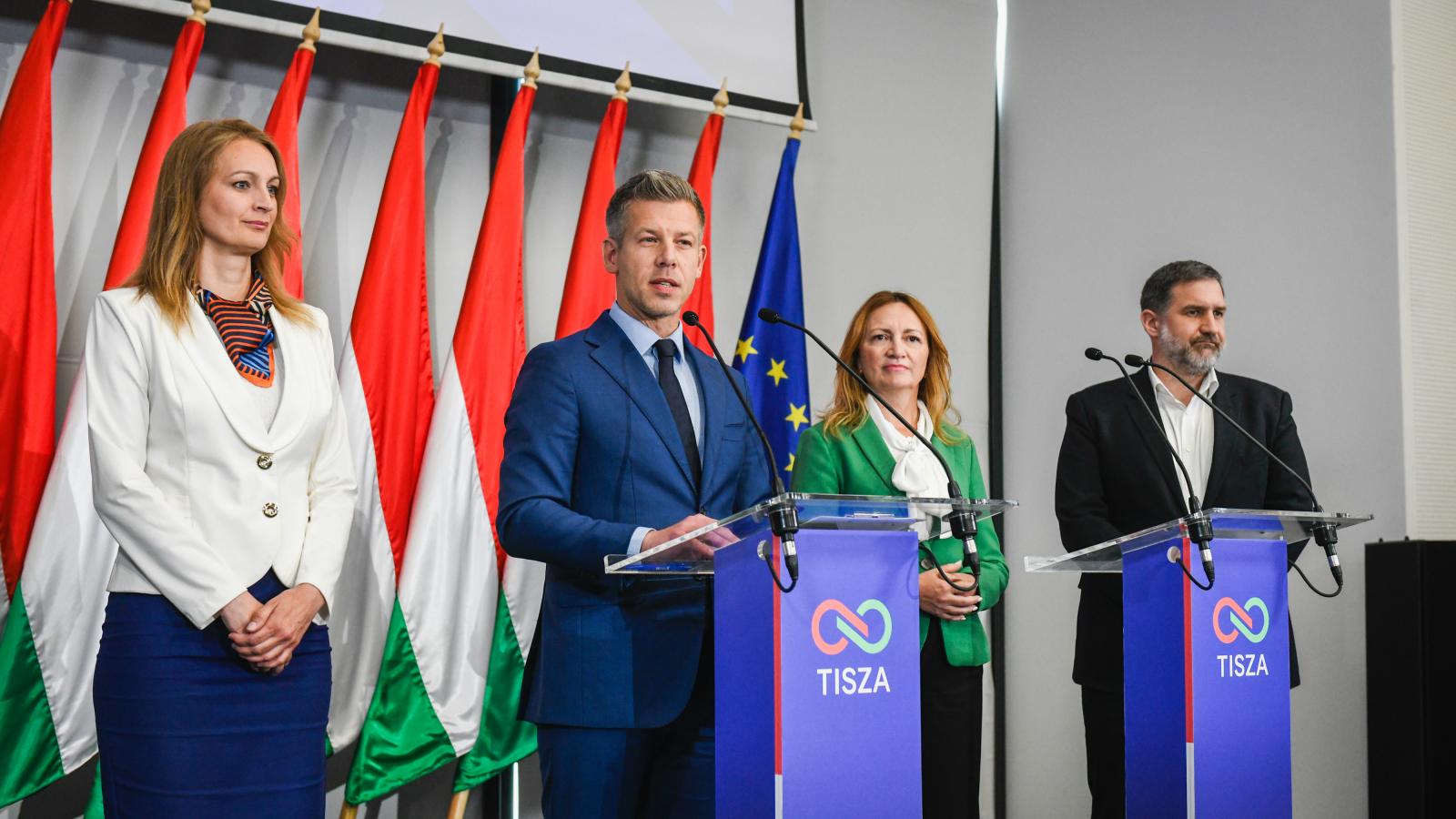 Forsthoffer Ágnes, Magyar Péter, Bujdosó Andrea és Tóth Péter a Tisza leendő frakciójának első ülését követő sajtótájékoztatón április 20-án 