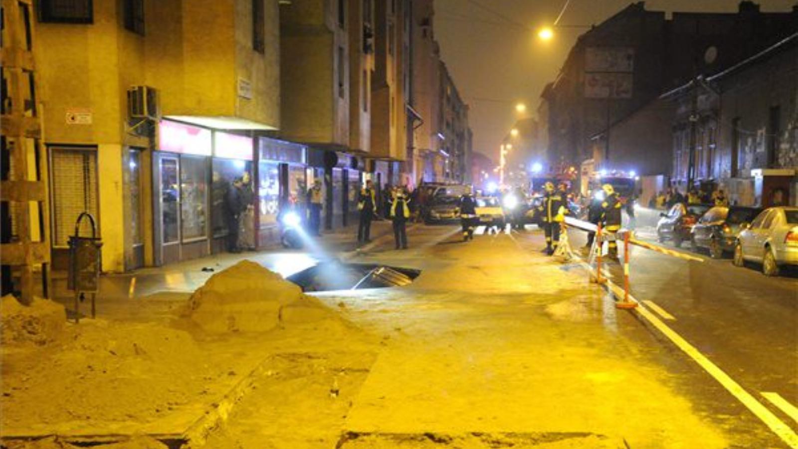 Tűzoltók és rendőrök Budapesten, a VIII. kerületi Karácsony Sándor utcában, ahol egy vélhetően csőtörés miatt keletkezett gödörb