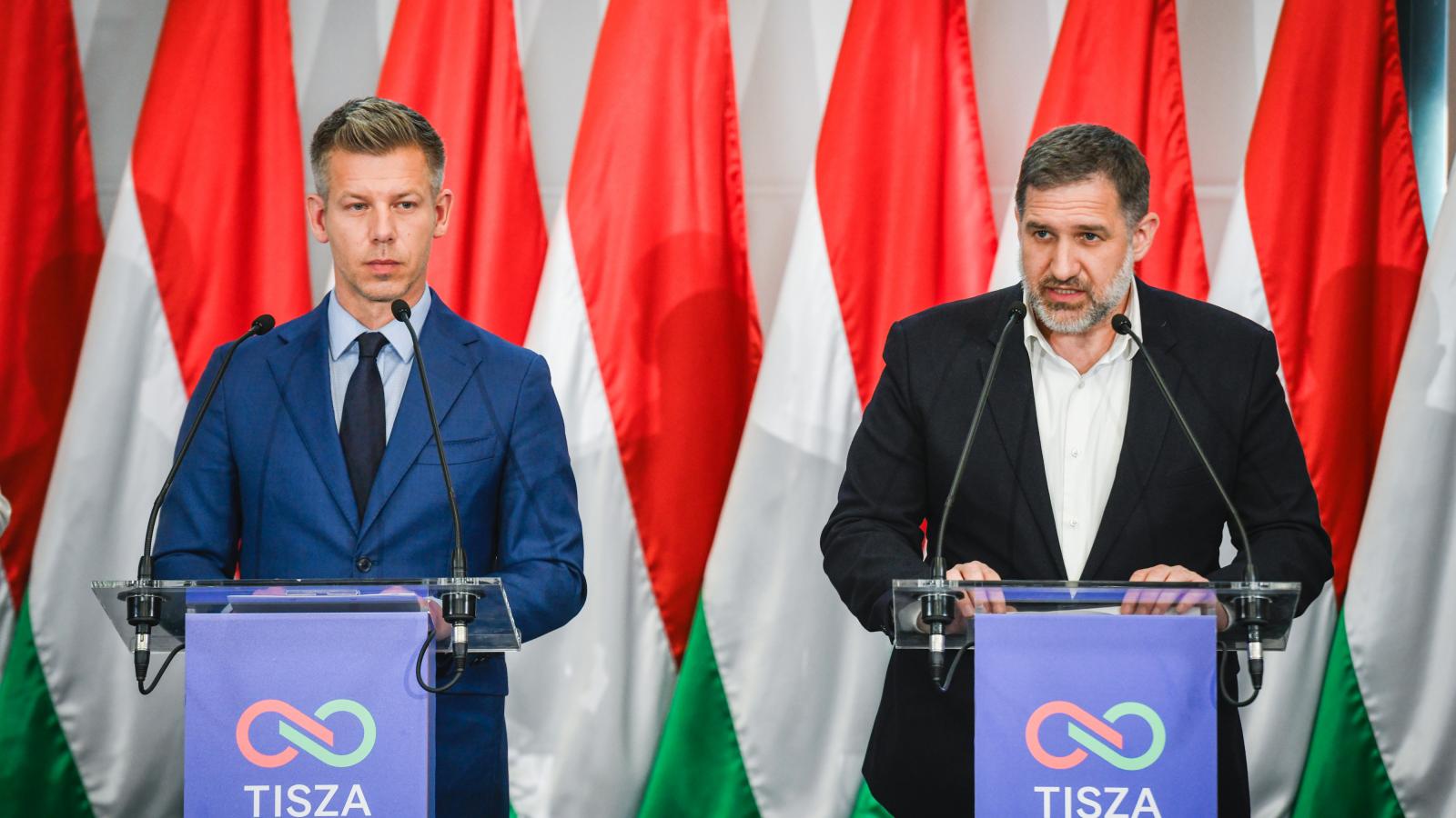 Magyar Péter leendő miniszterelnök és Tóth Péter leköszönő kampányfőnök. Nagy győzelmet arattak