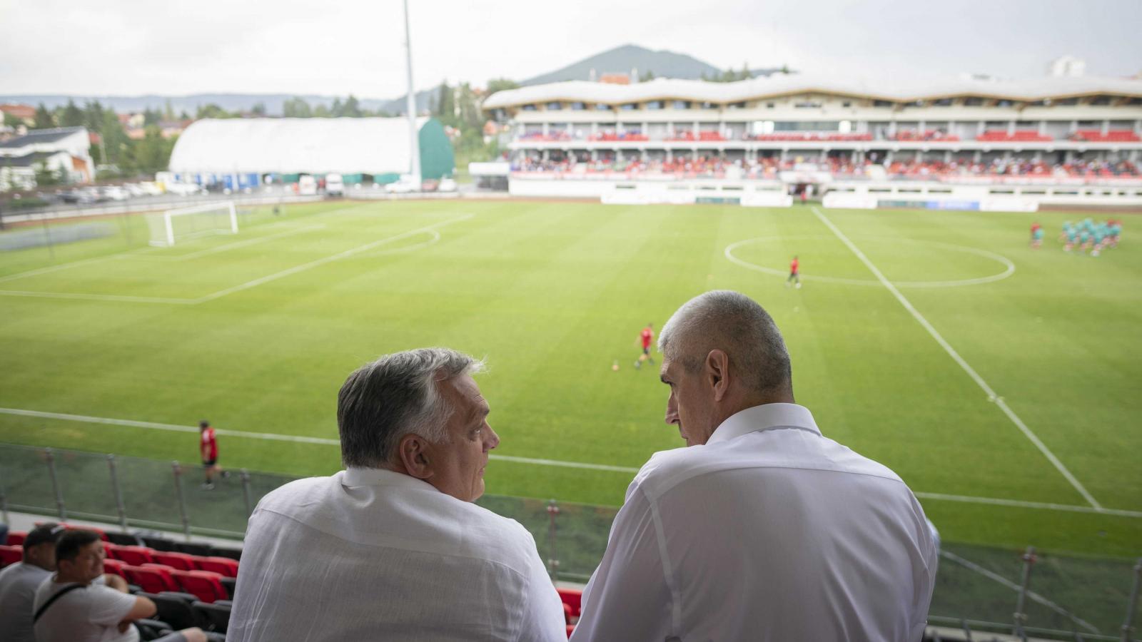 Orbán Viktor és Szondy Zoltán, az FK Csíkszereda elnöke a csíkszeredai stadion klubház- és lelátóavató ünnepségén 2022. július 23-án 