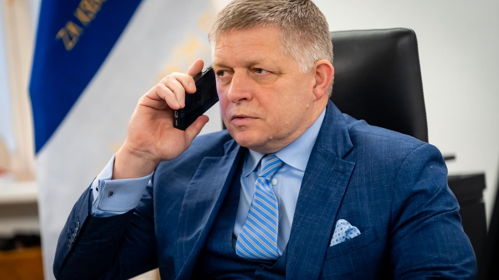 Robert Fico szlovák miniszterelnök telefonon beszél Magyar Péterrel április 21-én 