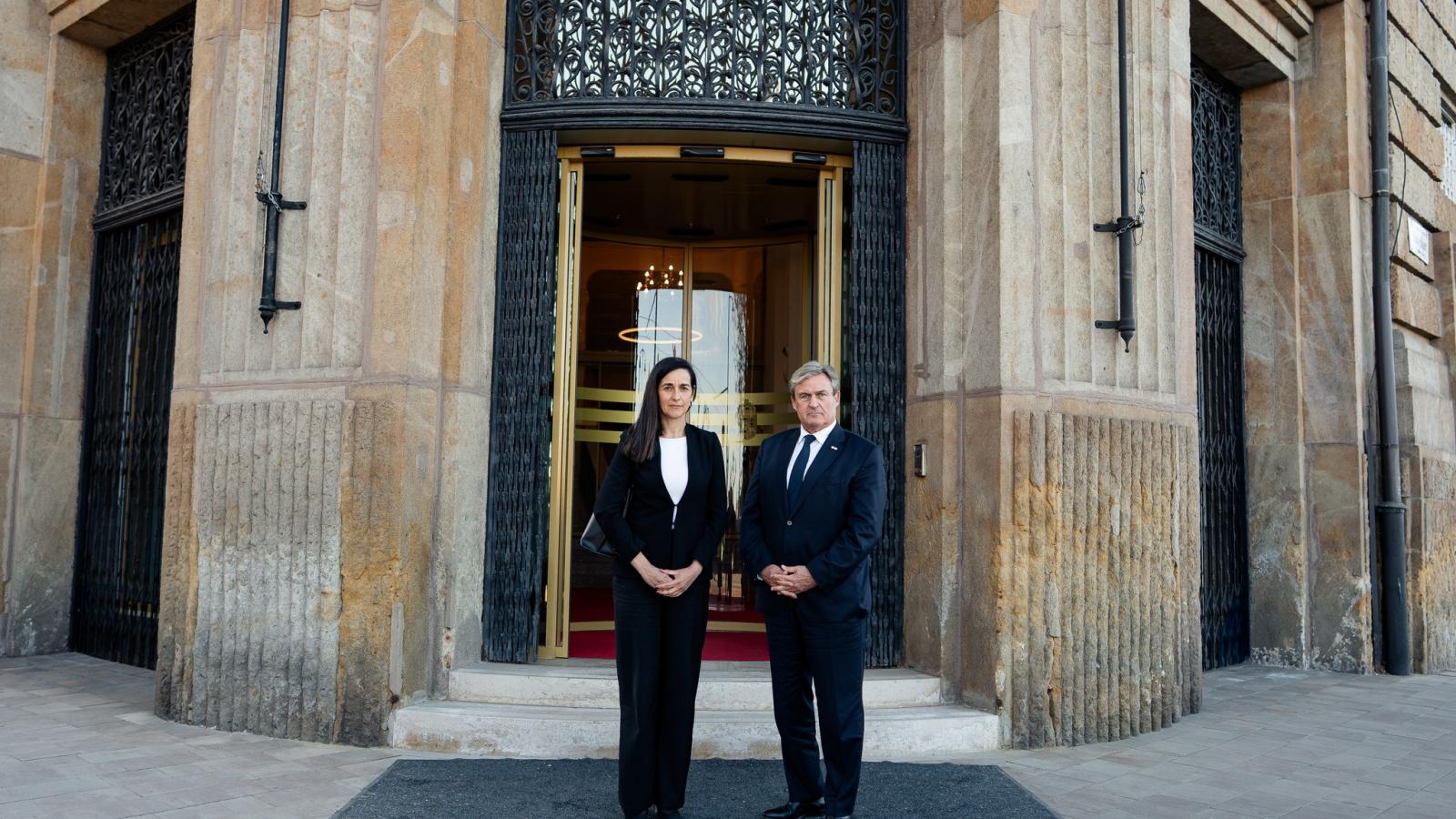 Orbán Anita és Kapitány István a Külgazdasági és Külügyminisztérium épülete előtt április 20-án 