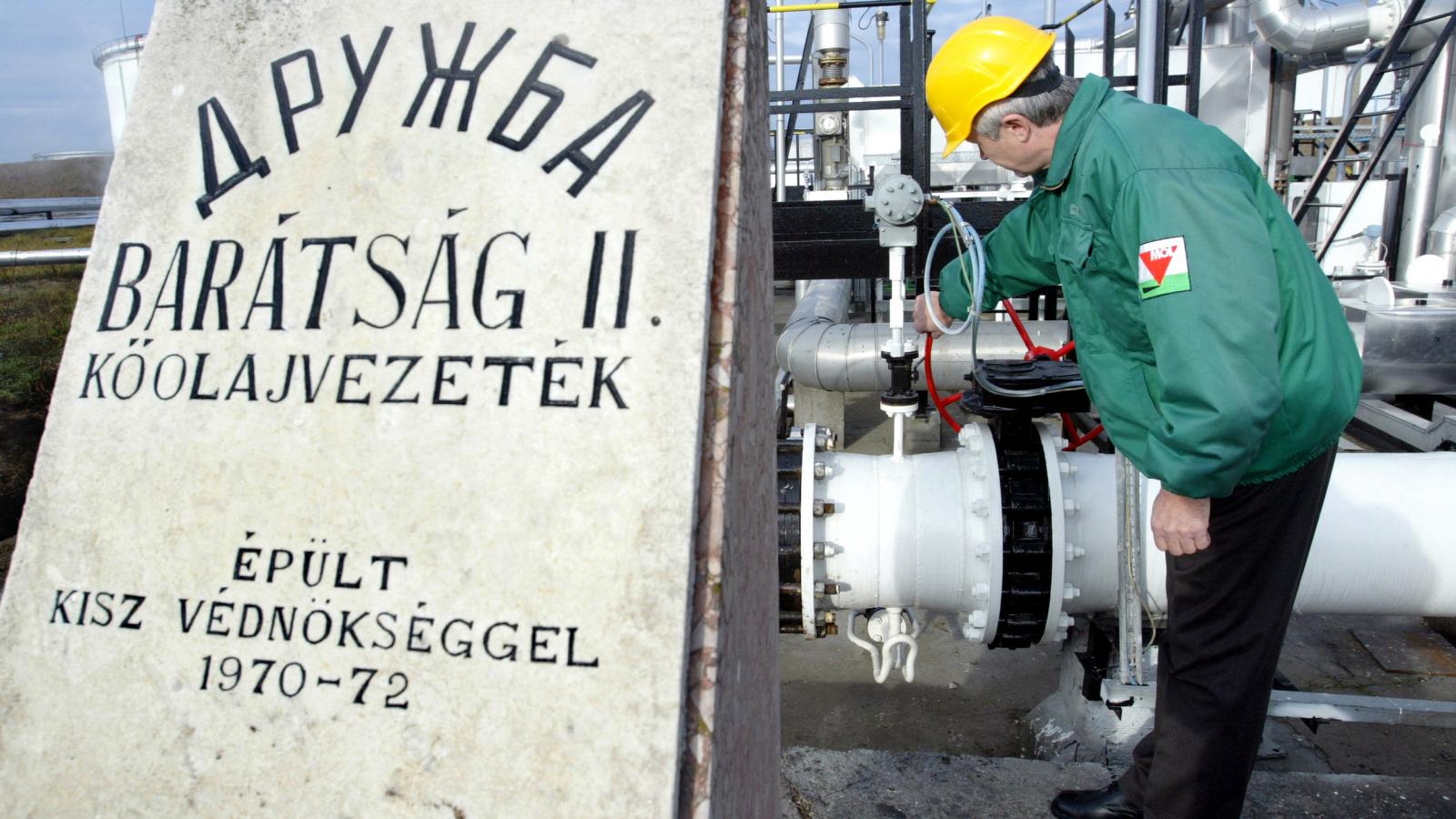 Illusztráció: A Barátság kőolajvezeték Százhalombattán 